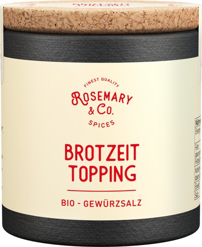 Zwei Pizzen, Wasser in Dosen, Dose mit Aufschrift Rosemary & Co. Gewürze Bio Bestseller auf dem Tisch7