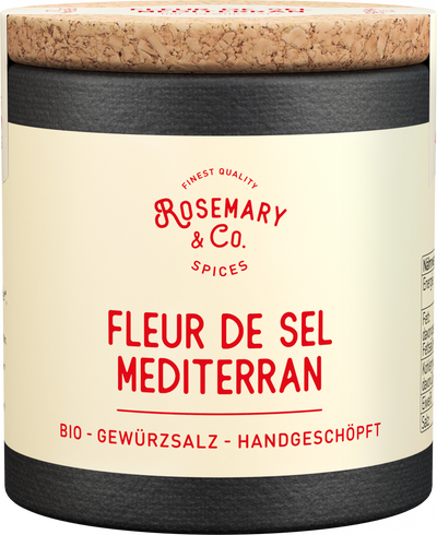 Zwei Pizzen, Wasser in Dosen, Dose mit Aufschrift Rosemary & Co. Gewürze Bio Bestseller auf dem Tisch3
