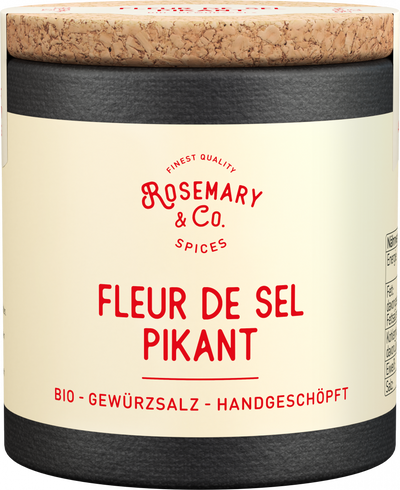 Zwei Pizzen, Wasser in Dosen, Dose mit Aufschrift Rosemary & Co. Gewürze Bio Bestseller auf dem Tisch4