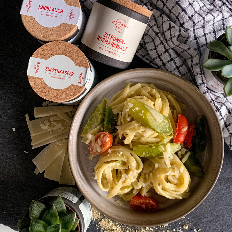 Dieses leckere Pasta-Gericht mit grünem Spargel ist das perfekte Gericht für die Spargelzeit. Frisch und würzig zugleich.