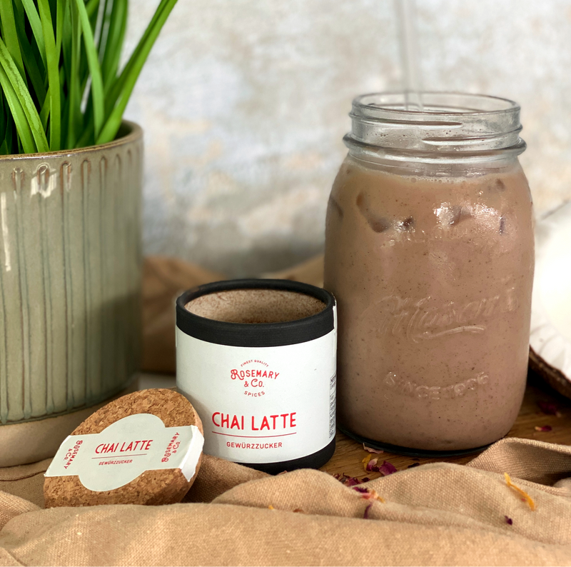 Iced Chai Latte ist das perfekte sommerliche Getränk! Erfrischend, aber trotzdem würzig! Mit Rosemary's Chai Latte ist das möglich. 