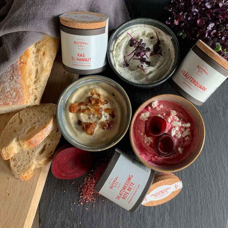 Dreierlei Dips, dieses Trio aus klassischem Kräuterquark, süßem Dattel Dip und frischem Rote Bete Dip wird unglaublich gut bei deinen Gästen ankommen