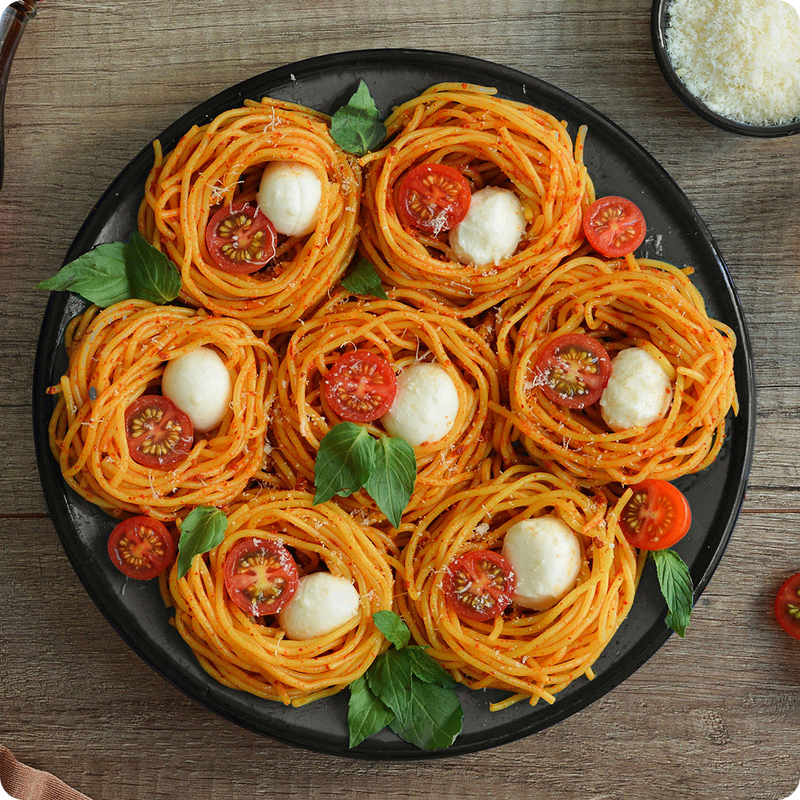 Spaghetti-Nester mit Burrata und Tomaten