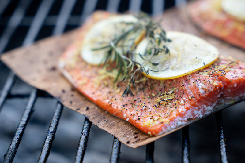 Dieser skandinavische Flammlachs wird besonders lecker und aromatisch mit Hilfe von Rosemary's Skandinavischen Fisch Rub. So lecker geht grillen!