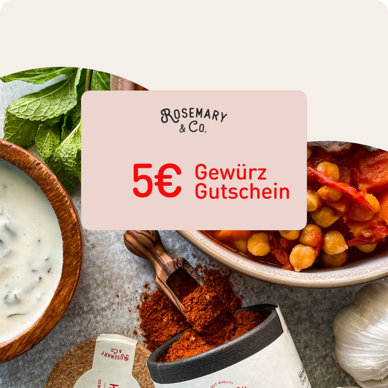 5-Euro-Gutschein von Rosemary & Co. Gewürze vor Kräutern, Kichererbsen, Gewürzen und einer Dose2