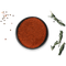 Auf weißem Untergrund steht eine schwarze Schale mit Bio Paprika Geräuchert von Rosemary & Co. Gewürze, umgeben von verstreuten Pfefferkörnern und Rosmarinzweigen.2