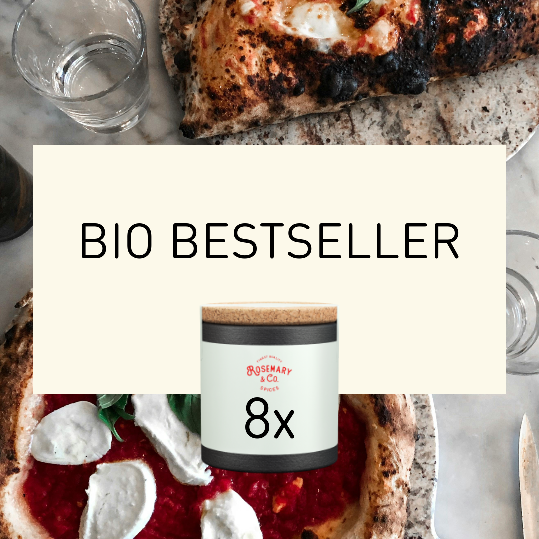 Zwei Pizzen, Wasser in Dosen, Dose mit Aufschrift Rosemary & Co. Gewürze Bio Bestseller auf dem Tisch