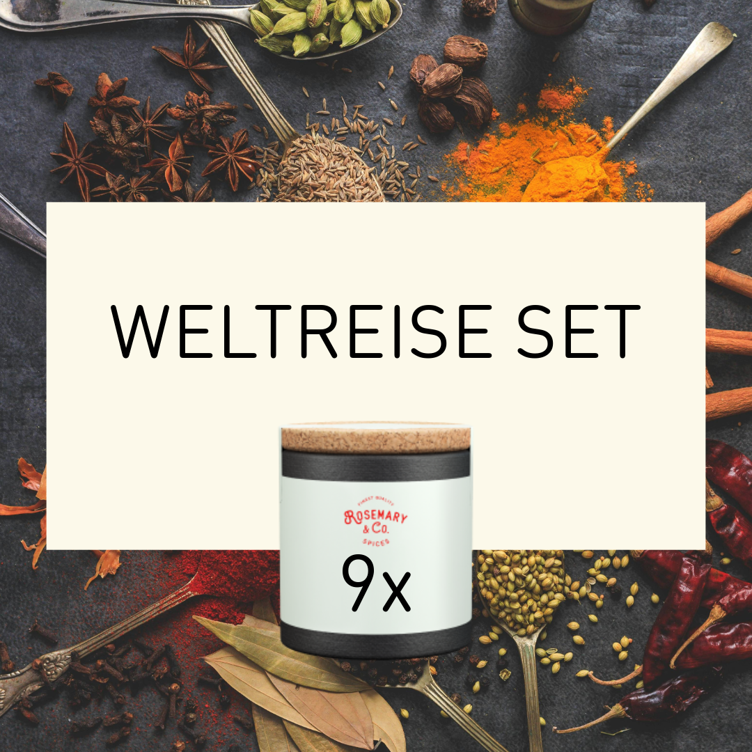 Dose Weltreise Gewürze von Rosemary & Co vor Schild Weltreise Set mit weiteren Gewürzdosen im Hintergrund