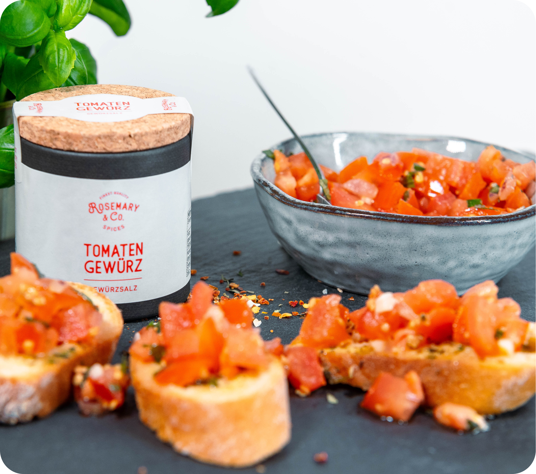 Dosis Rosemary & Co. Tomaten Gewürze, gewürfelte Tomaten und Tomaten Bruschetta auf Schiefer