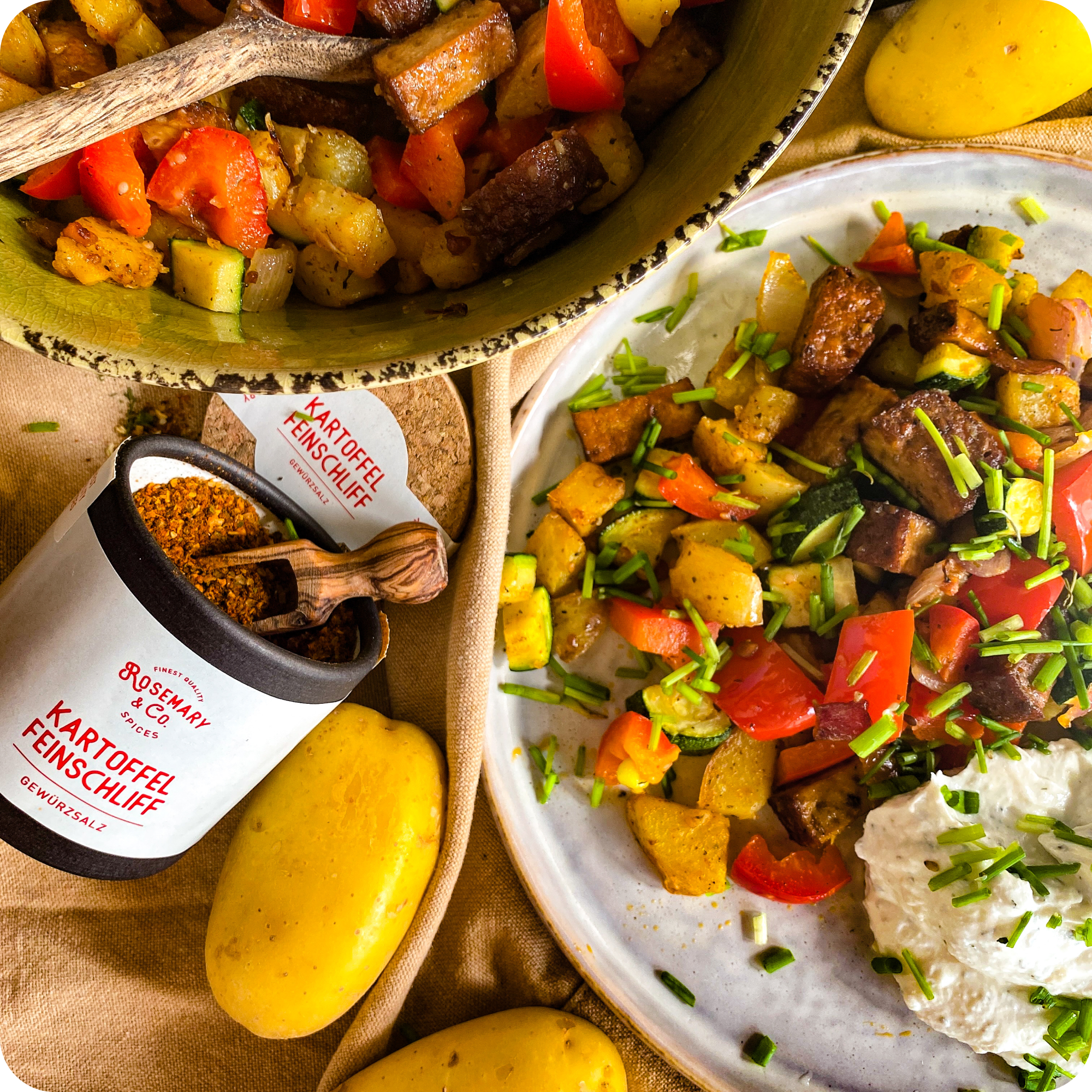 Dose mit gewürfelten Kartoffeln, Paprika, Schnittlauch, Wurst und Sahne, sichtbare Gewürzmischung von Rosemary & Co