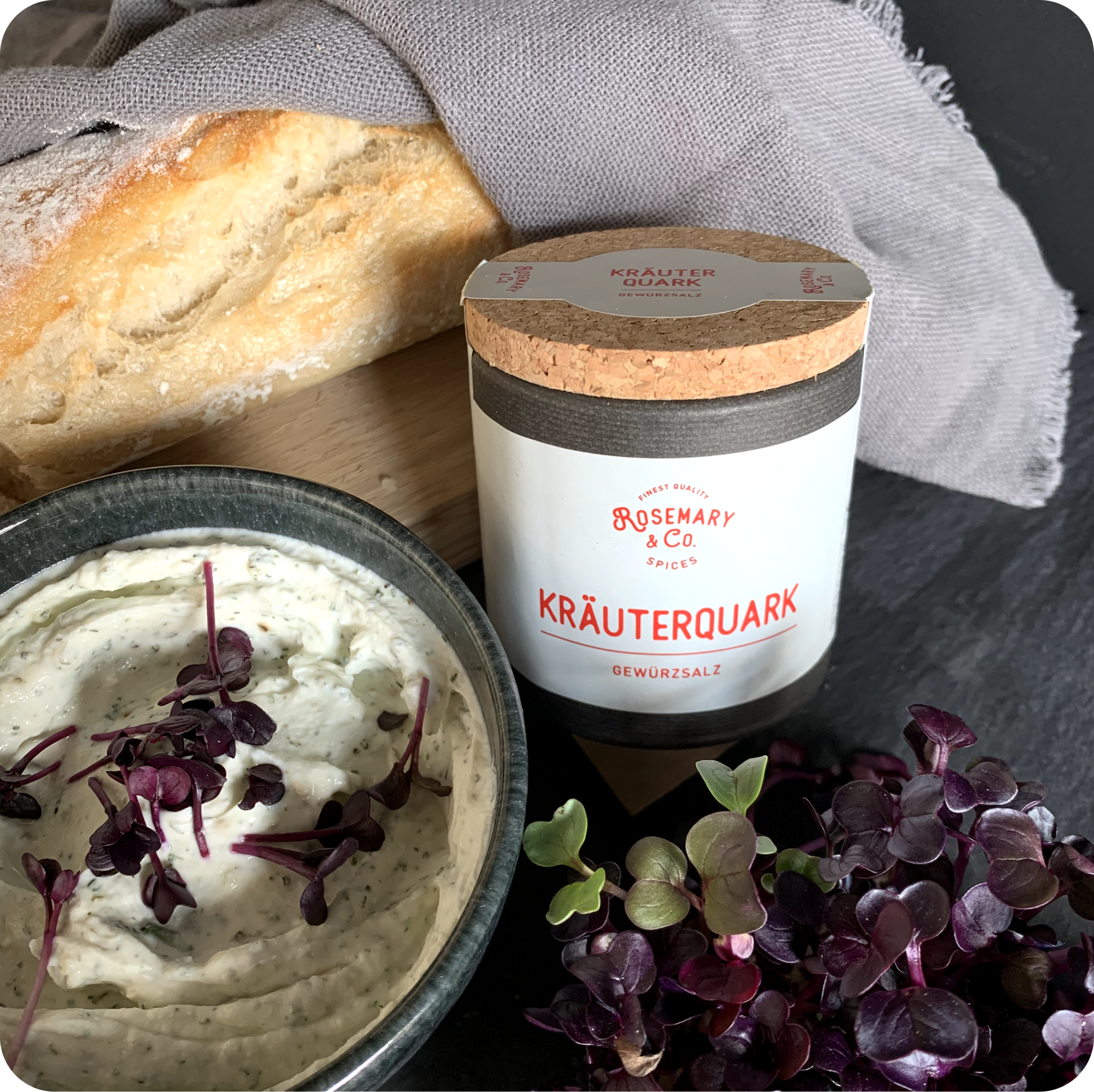 Dosis Rosemary & Co. Gewürze Kräuterquark, Kräuterdip mit Sprossen, Brot auf dunkler Unterlage